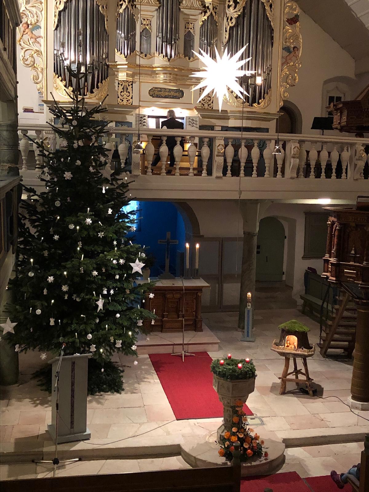 Heiligabend in der Jakobuskirche mit Blick auf die Orgel und Weihnachtsbaum