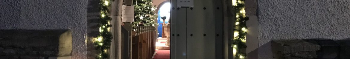 Jakobuskirche in Fambach: Weihnachtlich geschmückt und geöffnete Tür