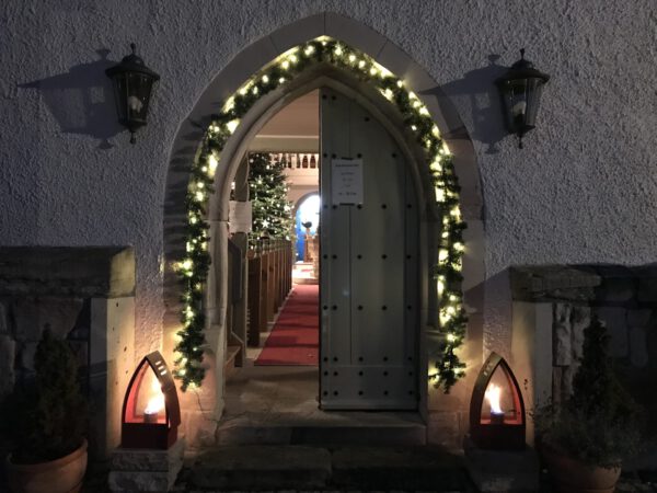 Jakobuskirche in Fambach: Weihnachtlich geschmückt und geöffnete Tür
