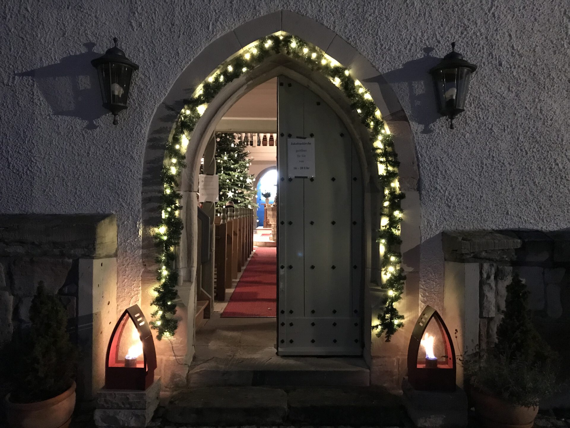 Jakobuskirche in Fambach: Weihnachtlich geschmückt und geöffnete Tür