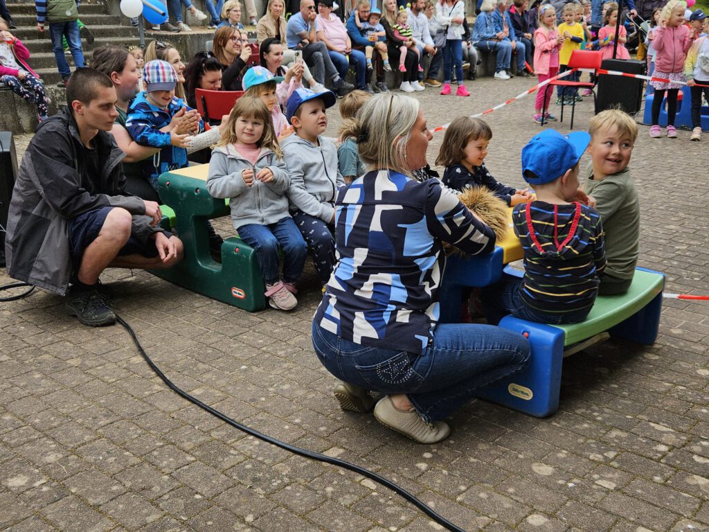 Sommerfest im Kindergarten Katharinenheim: Kinder freuen sich auf ihre Aufführung