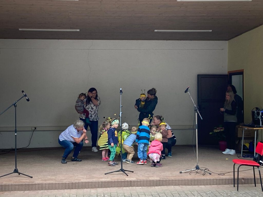 Sommerfest im Kindergarten Katharinenheim: Die Bienen bei der Aufführung